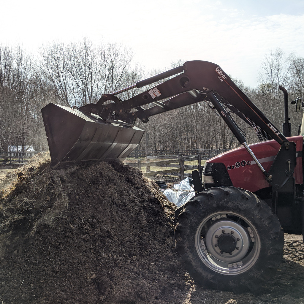 Préparation du fumier avec le tracteur